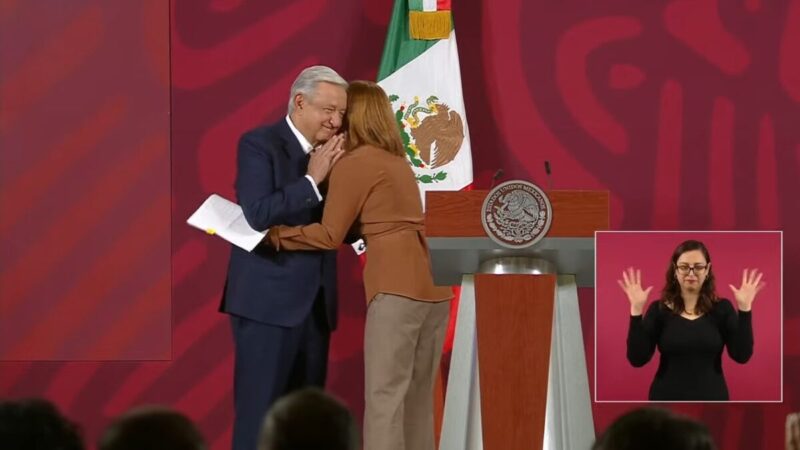 Emotiva renuncia en la mañanera de Tatiana Clouthier a la SE