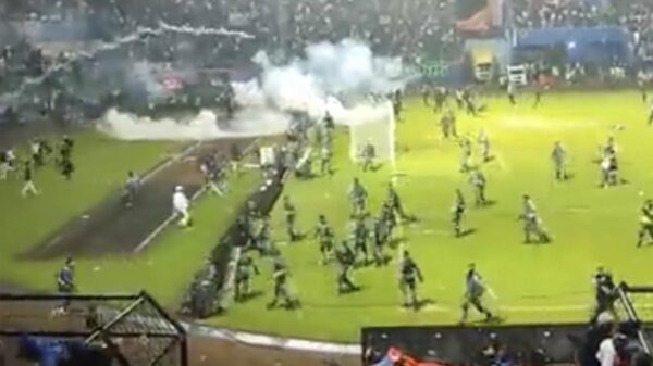 Estampida en estadio de Indonesia deja 129 muertos