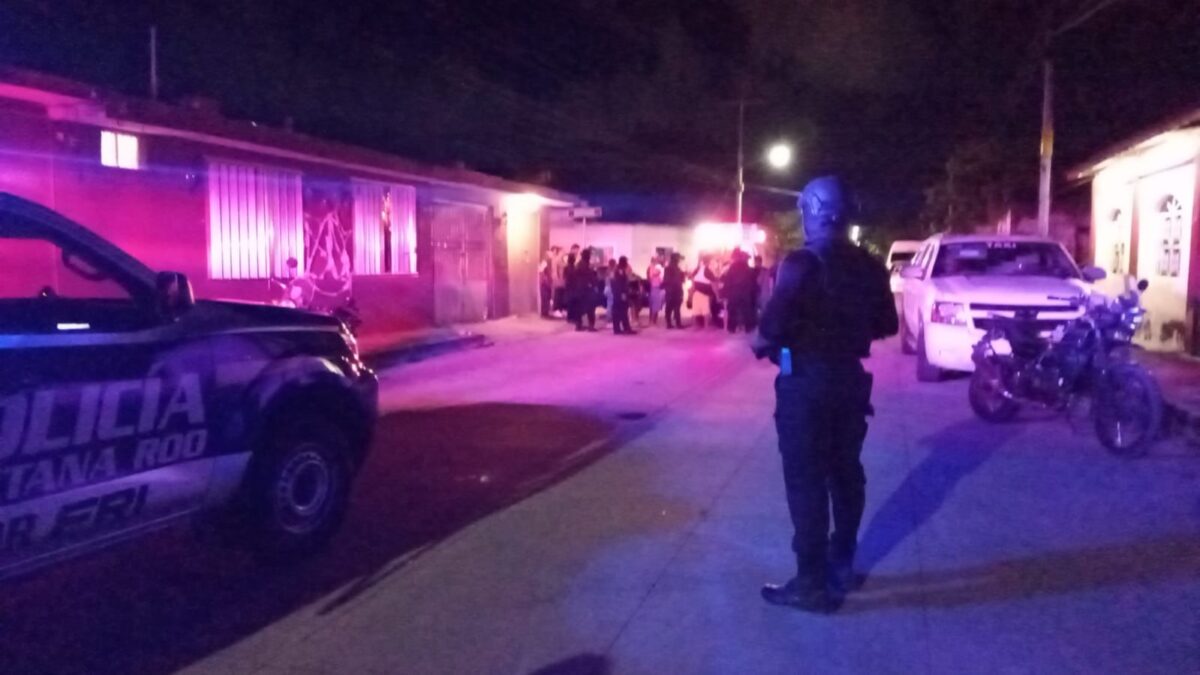 Solitario sicario intenta ejecutar a dos hombres en la Región 99 de Cancún; el ataque ocurrió durante la madrugada en la calle 141 con 8.