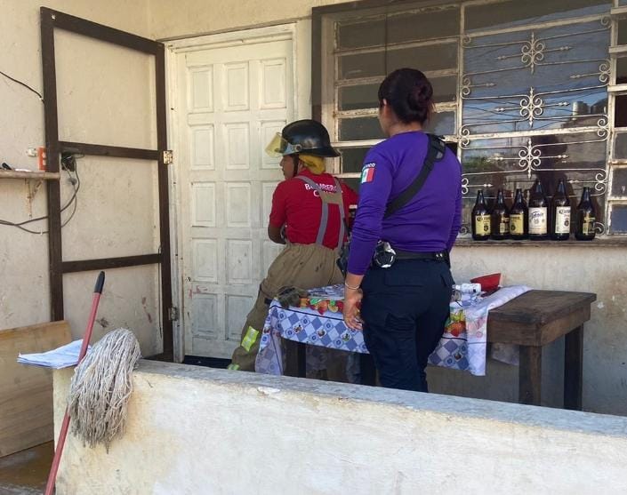 Rescatan a dos niñas encerradas en una casa de la Supermanzana 62 de Cancún; fue necesaria la intervención de bomberos para ingresar.