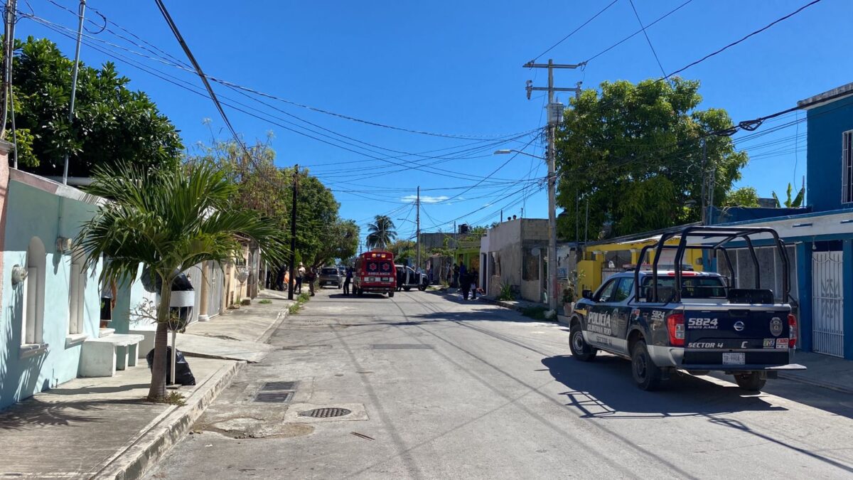 Ejecutan a una mujer en la Región 221 de Cancún (VIDEO); la víctima llegaba a su vivienda cuando "motosicarios" le dispararon.