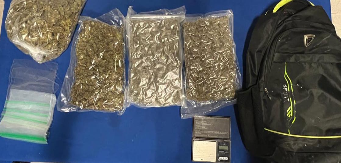 Detienen a dos sujetos con droga en la Región 252 de Cancún; policías les decomisaron cuatro bolsas con mariguana.