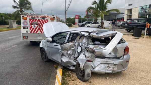 Se registra aparatosa colisión en la avenida Bonampak de Cancún (VIDEO).