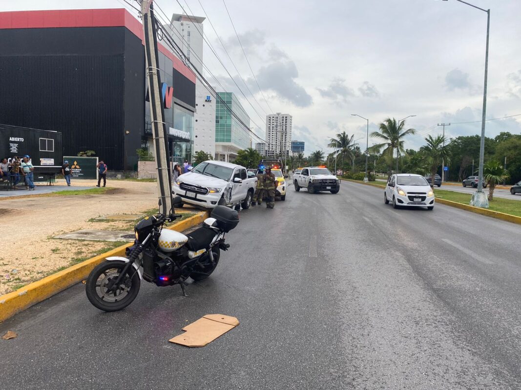 Se registra aparatosa colisión en la avenida Bonampak de Cancún; camioneta impacta por alcance a un auto compacto con saldo de un lesionado.