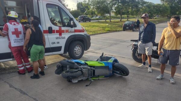 Embisten a madre e hija en una motoneta en Ciudad Natura.