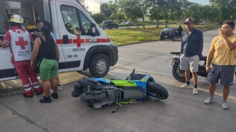 Embisten a madre e hija en una motoneta en Ciudad Natura.