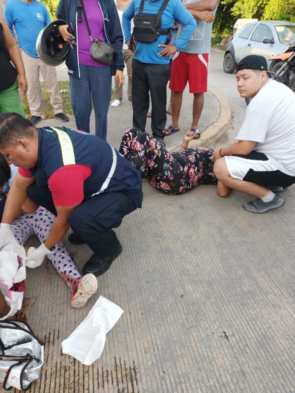 Embisten a madre e hija en una motoneta en Ciudad Natura; el presunto responsable manejaba una minivan en el cruce con Arco Vial.