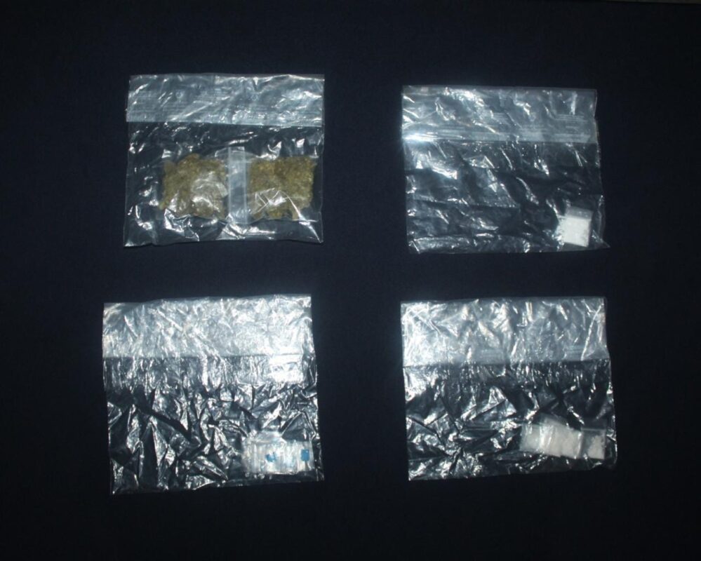 Detiene la Policía Quintana Roo a un menor con droga en Playa del Carmen; al narcomenudista le decomisaron surtido de dosis.