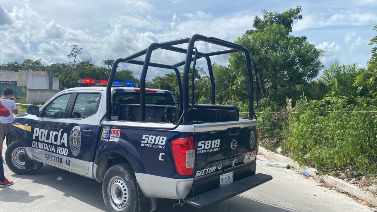 Hallan un embolsado en Ciudad Natura en Cancún; la víctima, presumiblemente un hombre, fue localizado en la avenida Natura y privada Olmos.