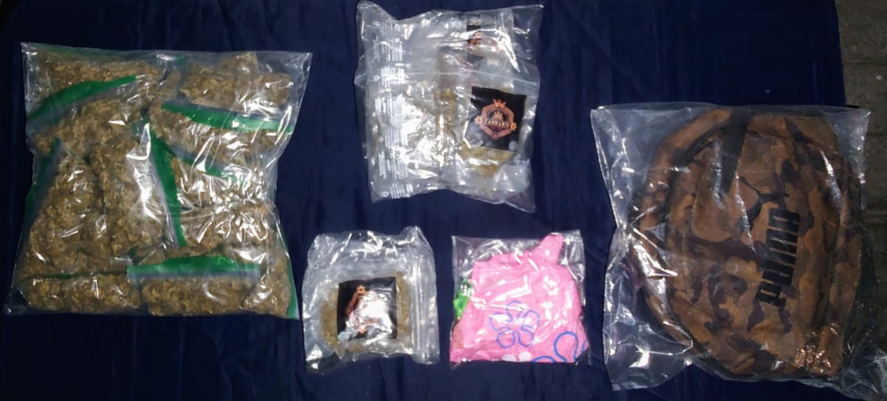 Caen más narcomenudistas en Playa del Carmen; la Policía Quintana Roo le decomisó a José “N” y Carlos “N” una mochila con marihuana.