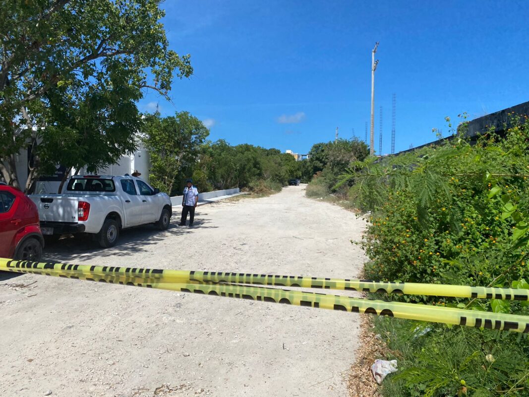 Hallan ejecutado a un joven en la zona de Corales en Cancún; la victima solo viste un short negro y se le aprecian golpes contusos.
