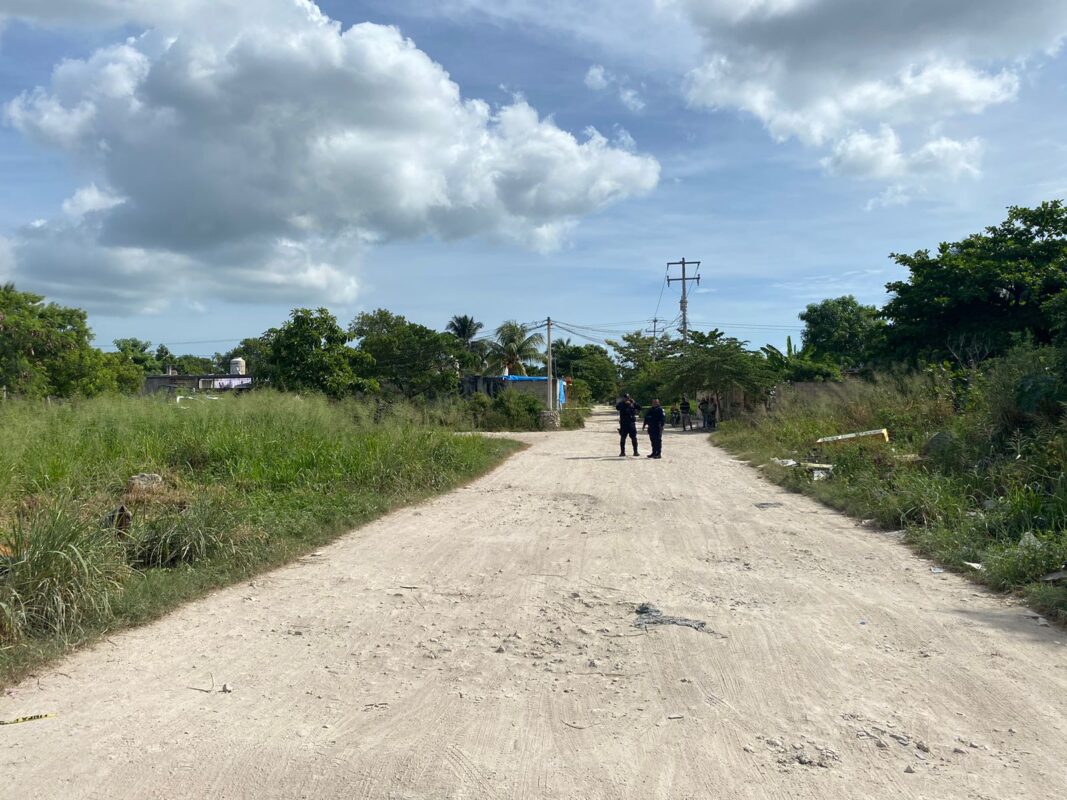 Hallan cuerpo embolsado en la Región 235 de Cancún (VIDEO); los hechos en un camino de terracería de la avenida Costa Maya.