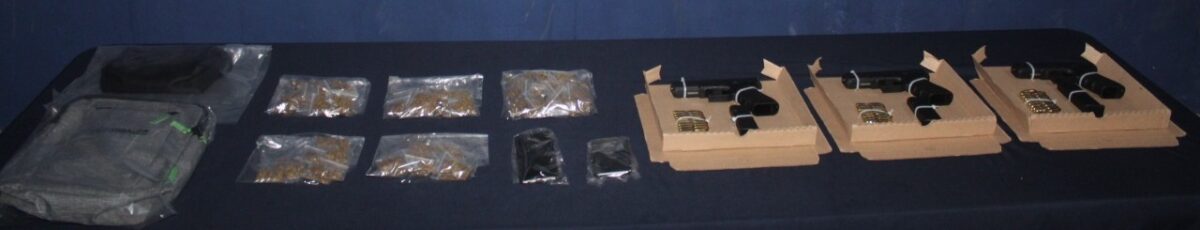 Detienen la Policía Quintana Roo a 11 narcomenudistas en Cancún; a miembros de célula delictiva les decomisaron drogas, armas y vehículos.