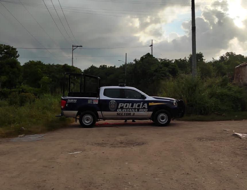 Dejan cuerpo embolsado en la Supermanzana 204 de Cancún; la víctima fue localizada en un camino de terracería de Cuna Maya.