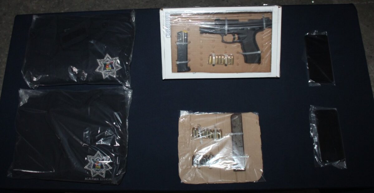 Playa del Carmen: Detienen a pistoleros con camisolas de la Policía; fueron sorprendidos intercambiando un arma .9 mm abastecida.