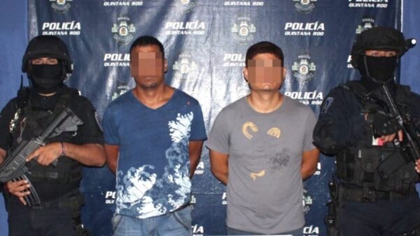 Playa del Carmen: Detienen a pistoleros con camisolas de la Policía.