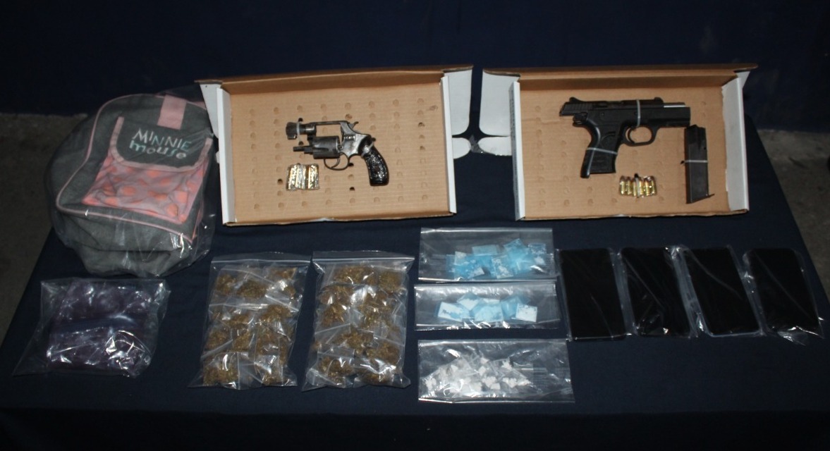 Detiene la Policía Quintana Roo a narcobanda en la Sm 256 de Cancún; tres hombres y una mujer tenían en su poder diversas drogas y dos armas.