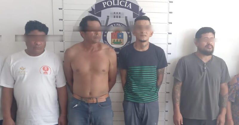 Detenidos tras robo a mano armada en comercio de la Supermanzana 220.