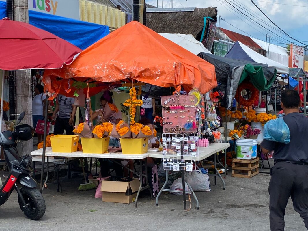 Cancunenses realizan sus compras por el Día de Muertos (VIDEO); este viernes se pudo ver una gran afluencia en el Mercado 23.