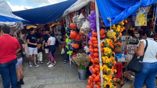 Cancunenses realizan sus compras por el Día de Muertos (VIDEO).