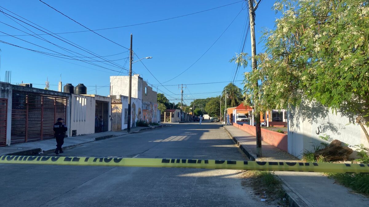 Hallan un ejecutado en un parque de la Región 221 de Cancún (VIDEO); se trata de un joven que viste playera azul y bermuda tipo mezclilla.