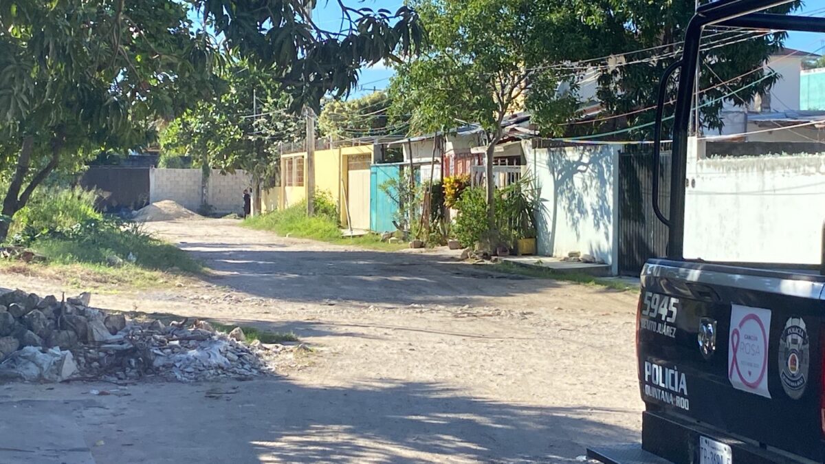 Localizan cadáver embolsado en Los Laureles de la Región 235 de Cancún (VIDEO); un vecino de la zona realizó el macabro hallazgo.