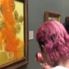 Activistas climáticos arrojan sopa de tomate a obra de arte de Van Gogh (VIDEO).