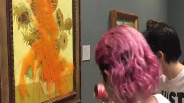 Activistas climáticos arrojan sopa de tomate a obra de arte de Van Gogh (VIDEO).