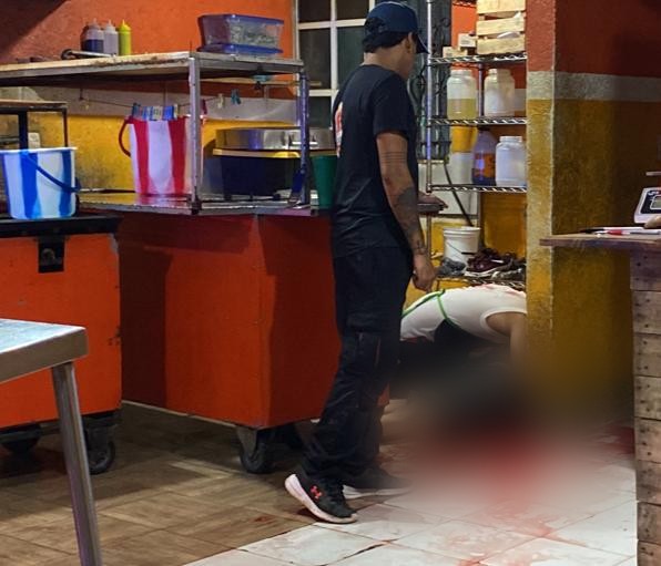 Ataque armado a taquería en la Sm 248 deja dos muertos y un herido; al parecer el dueño del negocio se negó a pagar extorsión.