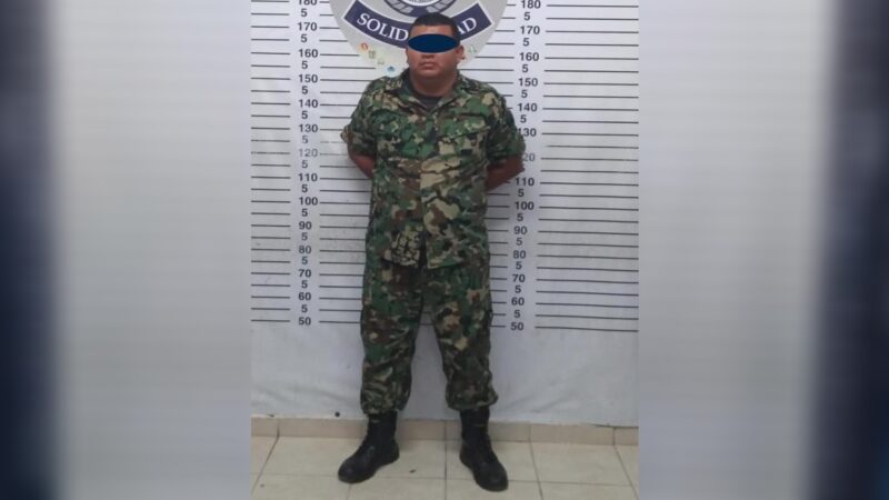 En Playa del Carmen detienen a hondureño vestido con uniforme de la Marina.