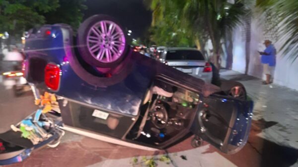 Vuelca su Mini Cooper en la Nichupté y se da a la fuga.