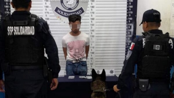 Detienen a sujeto con droga en filtro policiaco de Playa del Carmen.