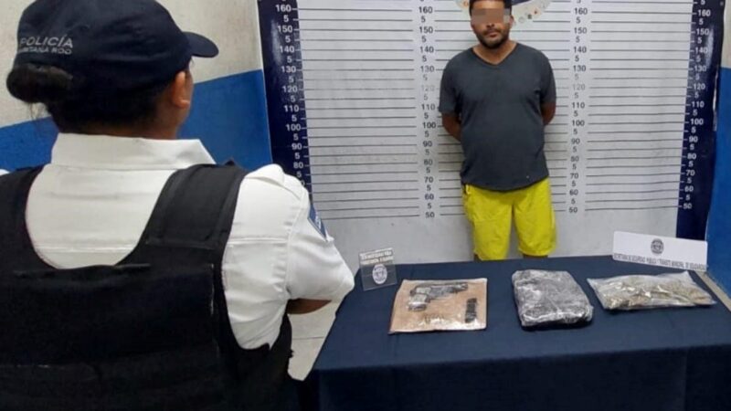 Detienen a narcomenudista armado en zona turística de Playa del Carmen.