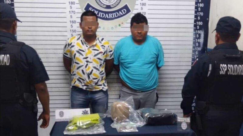 Detienen a dos sujetos con droga en Villas del Sol de Playa del Carmen.