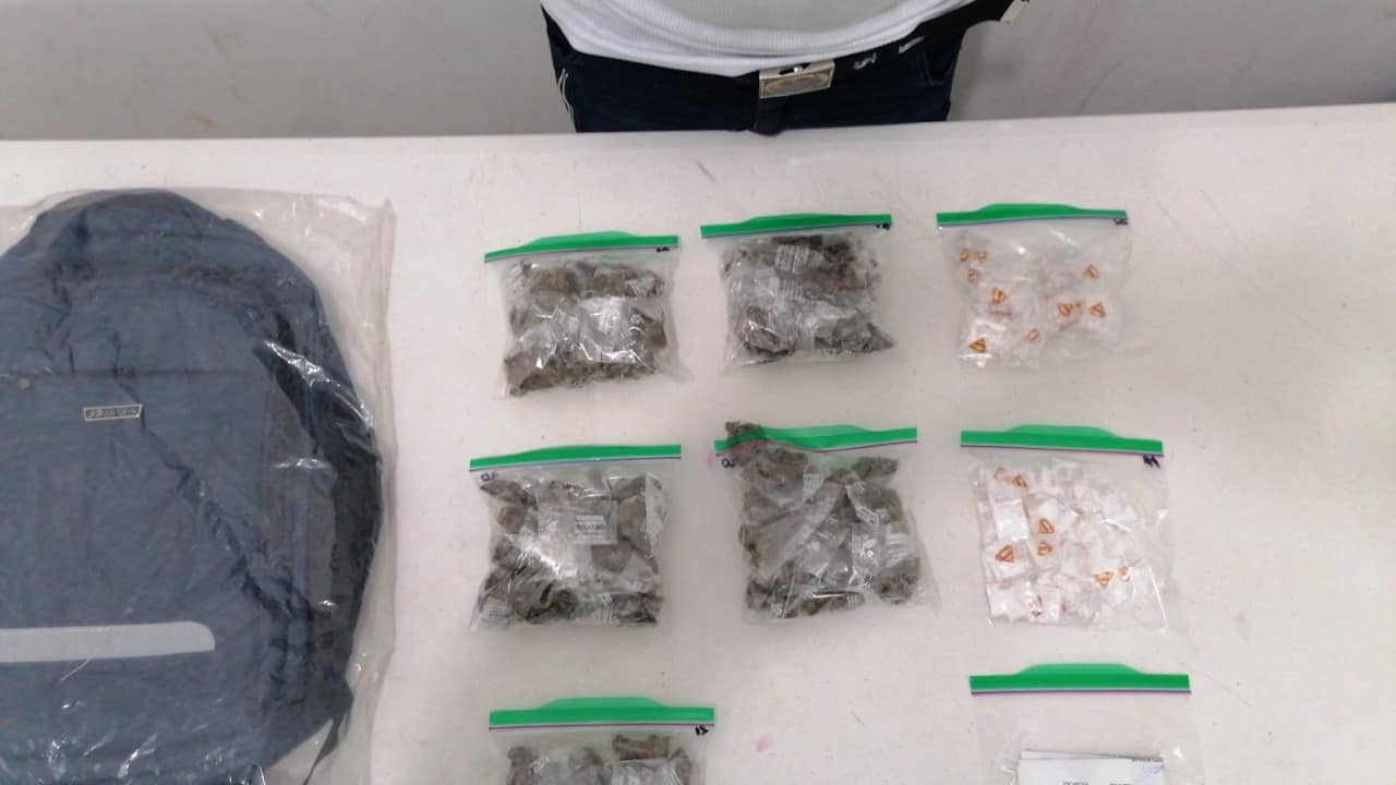 Detienen a narcomenudista en la zona de invasión de Tulum; elementos de la Policía Quintana Roo le decomisaron dosis de marihuana y cocaína.