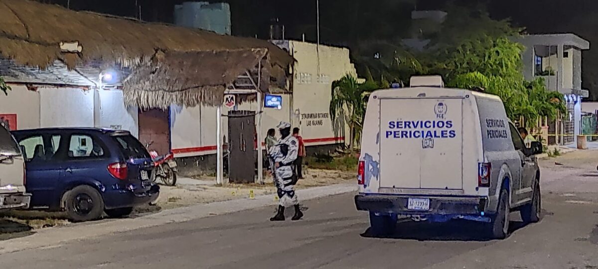 Muere mariachi en ataque a bar Las Iguanas en Playa del Carmen; sujetos armados dispararon contra el establecimiento en Bellavista.