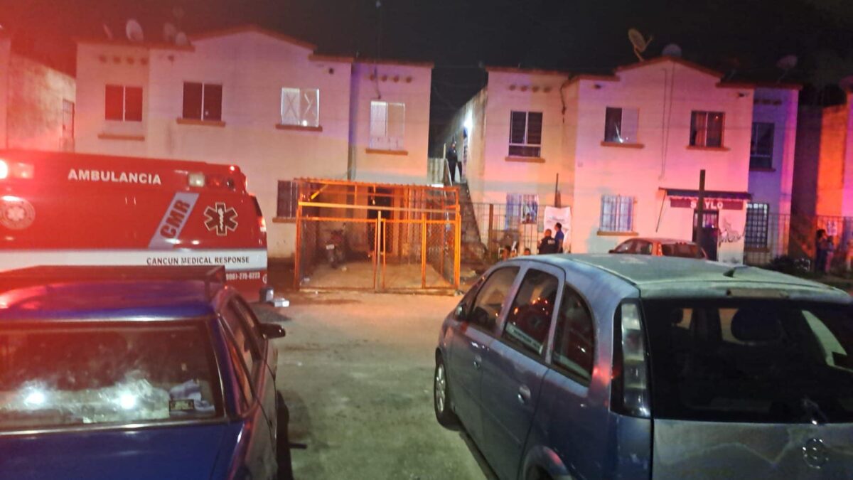 Ejecutan a una mujer en Villas Otoch Paraíso de Cancún; convivía con un grupo de personas en una segunda planta hasta donde arribaron sicarios.