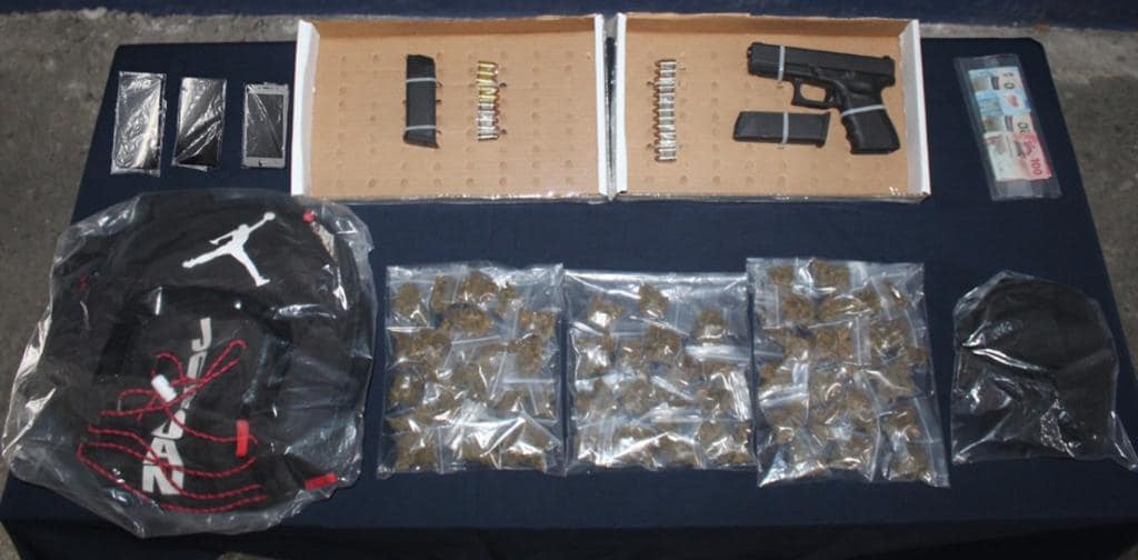 Detienen a integrantes de célula criminal en Cancún; fueron sorprendidos con bolsas con marihuana y un arma de grueso calibre.