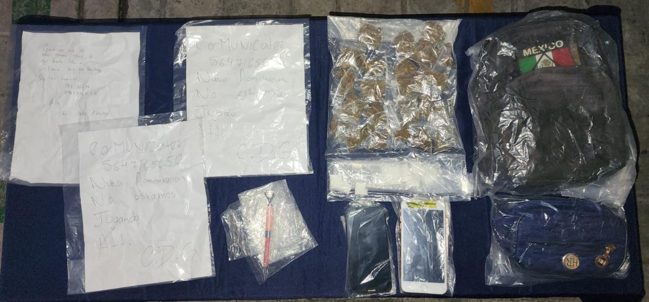 Cae en Playa del Carmen pareja narcomenudista y extorsionadora; les decomisaron marihuana, cocaína y hojas con mensajes amenazantes.