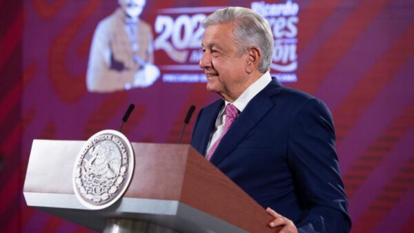 Aclara AMLO: “no se pretende desaparecer” al INE ni al TEPJF
