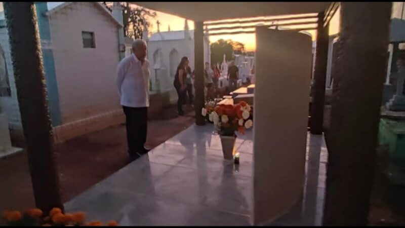 AMLO visita la tumba de sus padres en Tabasco
