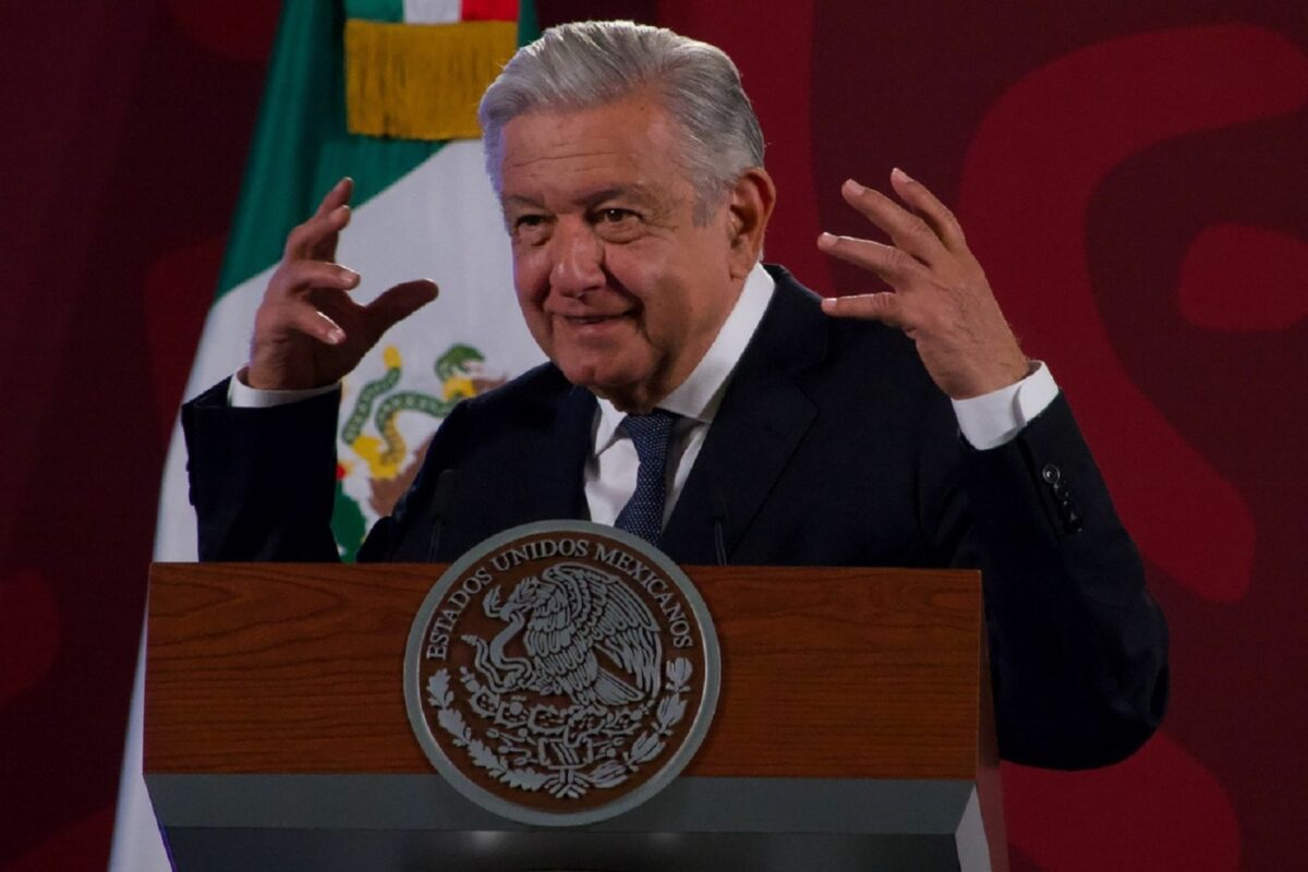 El Presidente Andrés Manuel López Obrador reveló que quienes intentaron, desde la FGR, “dinamitar” el caso Ayotzinapa, protegían al exprocurador Jesús Murillo Karam, quien junto con Tomás Zerón de Lucio creó la versión conocida como “la verdad histórica” sobre la desaparición de los 43 normalistas.