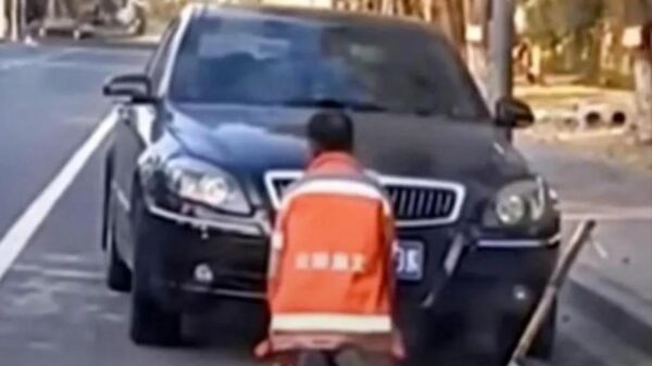 Obligan a abuelito barrendero a hincarse y pedir perdón por ensuciar auto