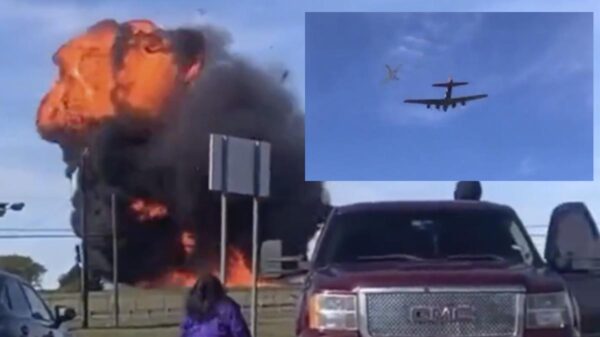 Espectáculo aéreo termina en tragedia, chocan dos aviones