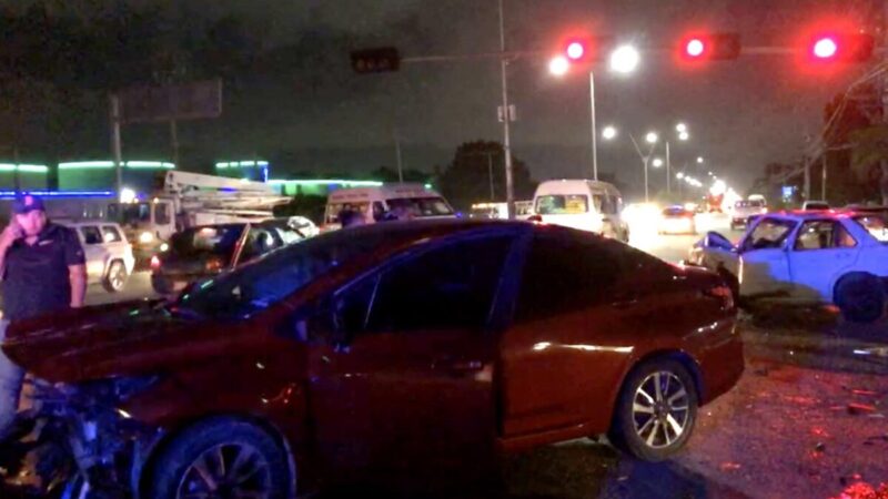 Brutal accidente vial en avenida de Cancún deja varios lesionados