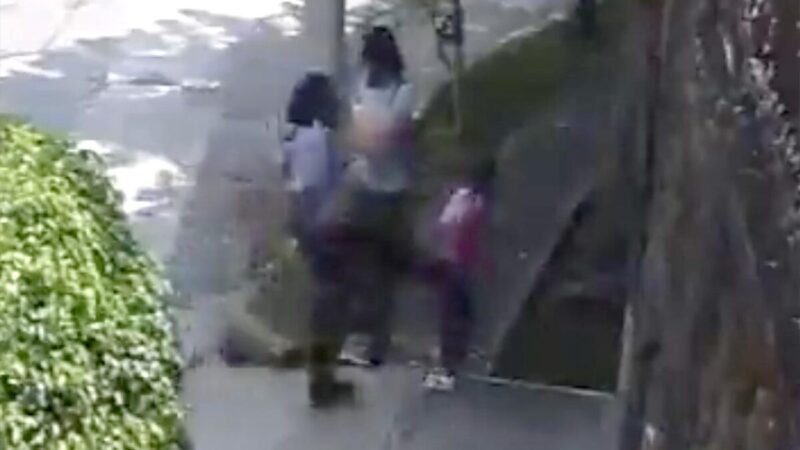 Sujeto patea a niñita en la vía publica en Morelos