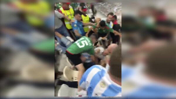 Mexicanos "ganan" en riña, luego de perder en la cancha