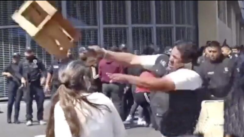 Policías y comerciantes se pelean fuera de un panteón