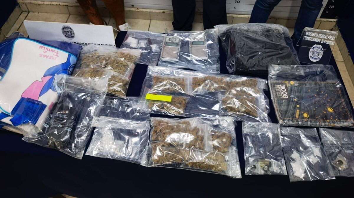 Playa del Carmen: Caen narcotaxista y cómplices en Villas del Sol; elementos de la Policía Municipal les decomisaron varias dosis de diversas drogas.