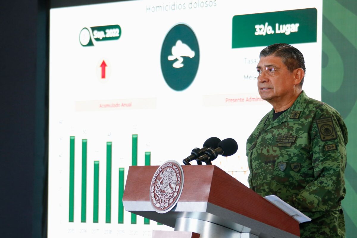 Luis Cresencio Sandoval, secretario de la Defensa, entregando el reporte de seguridad en Yucatán, ejemplo de pulcritud en seguridad.